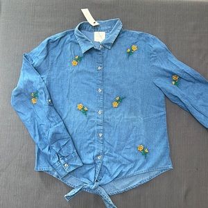 **NWT** FRANCESCA’S CHAMBRAY BUTTON DOWN WITH TIE  SZ S